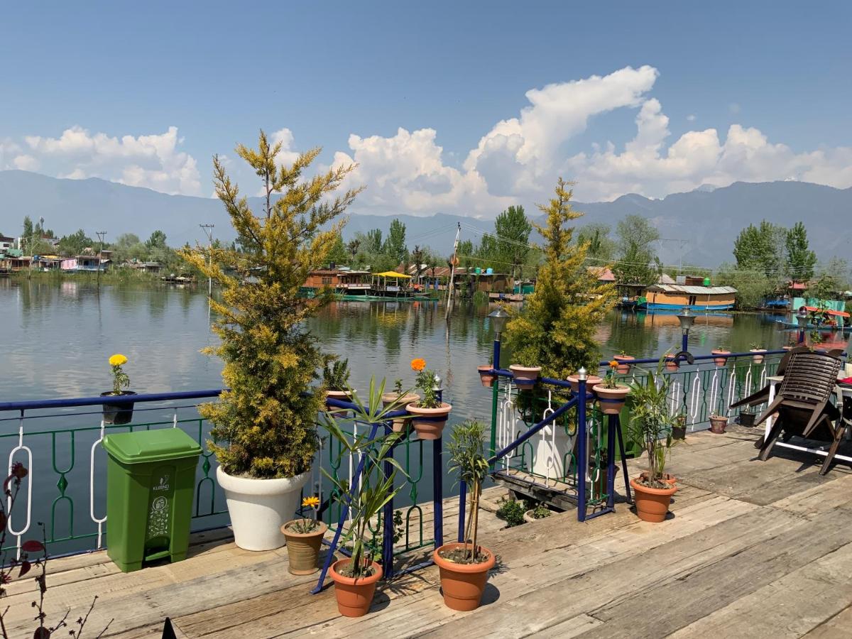 Suitetrails - Movie land group of house boats