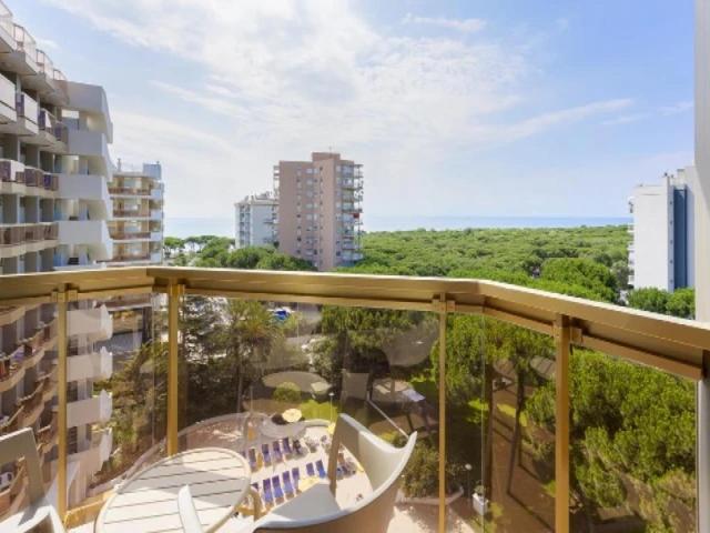 Un balcón con vista a una ciudad en Hotel Beverly Park & Spa, en Blanes