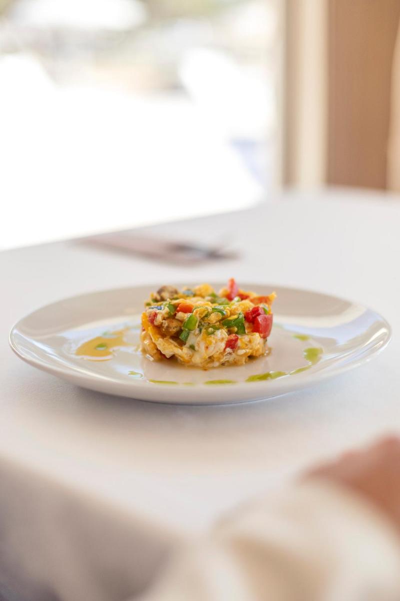 un pedazo de comida en un plato en una mesa en Melbeach Hotel & Spa - Adults Only, en Canyamel 92 fotos más