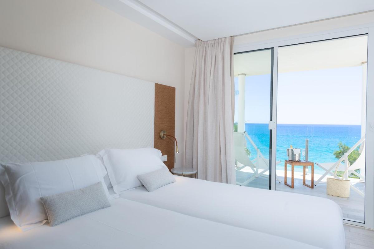 Un dormitorio con una cama con vista al mar. en Melbeach Hotel & Spa - Adults Only, en Canyamel