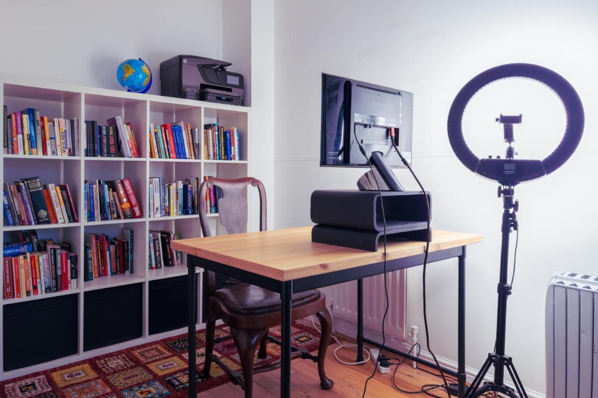 Lake view private room, desk, 1 Gbps net, free parking - Housity