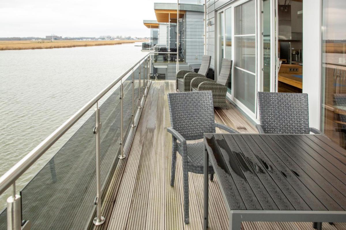 Ein Balkon oder eine Terrasse in der Unterkunft Schwimmende Häuser im BALTIC SEA RESORT