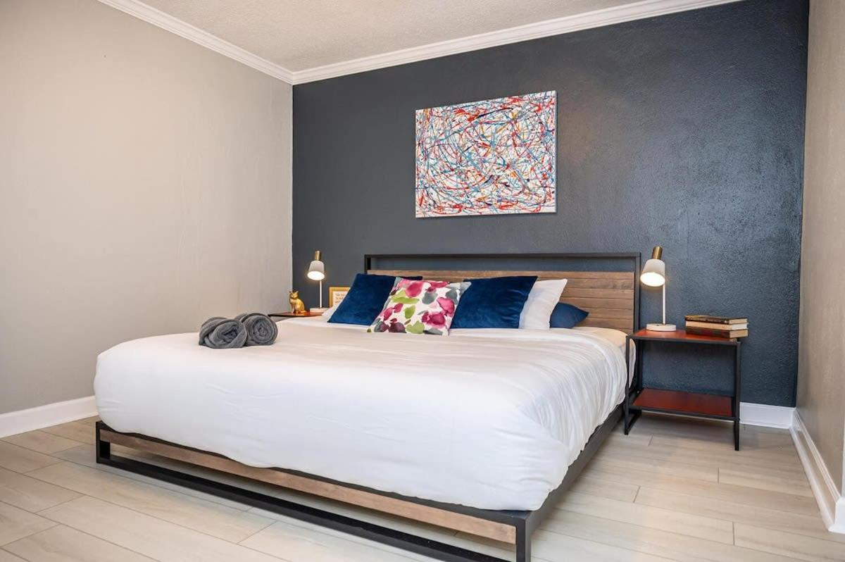 Downtown! 24h Concierge! Private Balcony! 11K - Housity