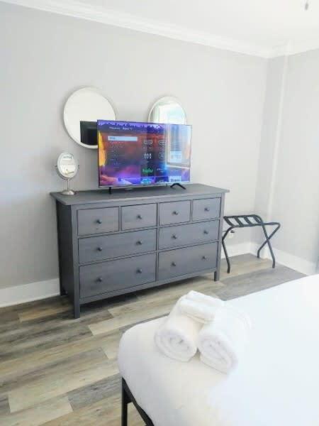 Downtown 18th FL! City View& Onsite Parking LM1807 - Housity