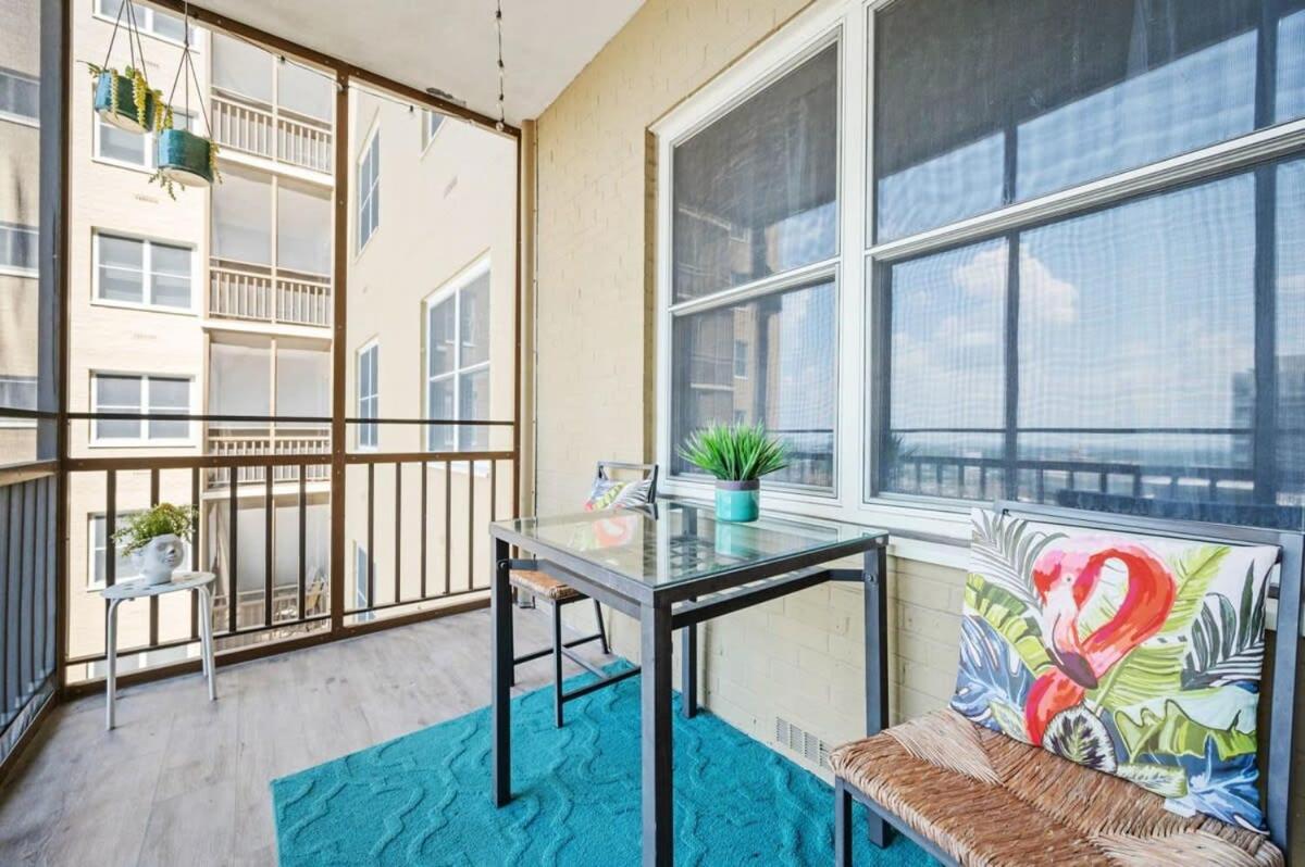 Downtown! Private Balcony! 24 Concierge! 11H - Housity