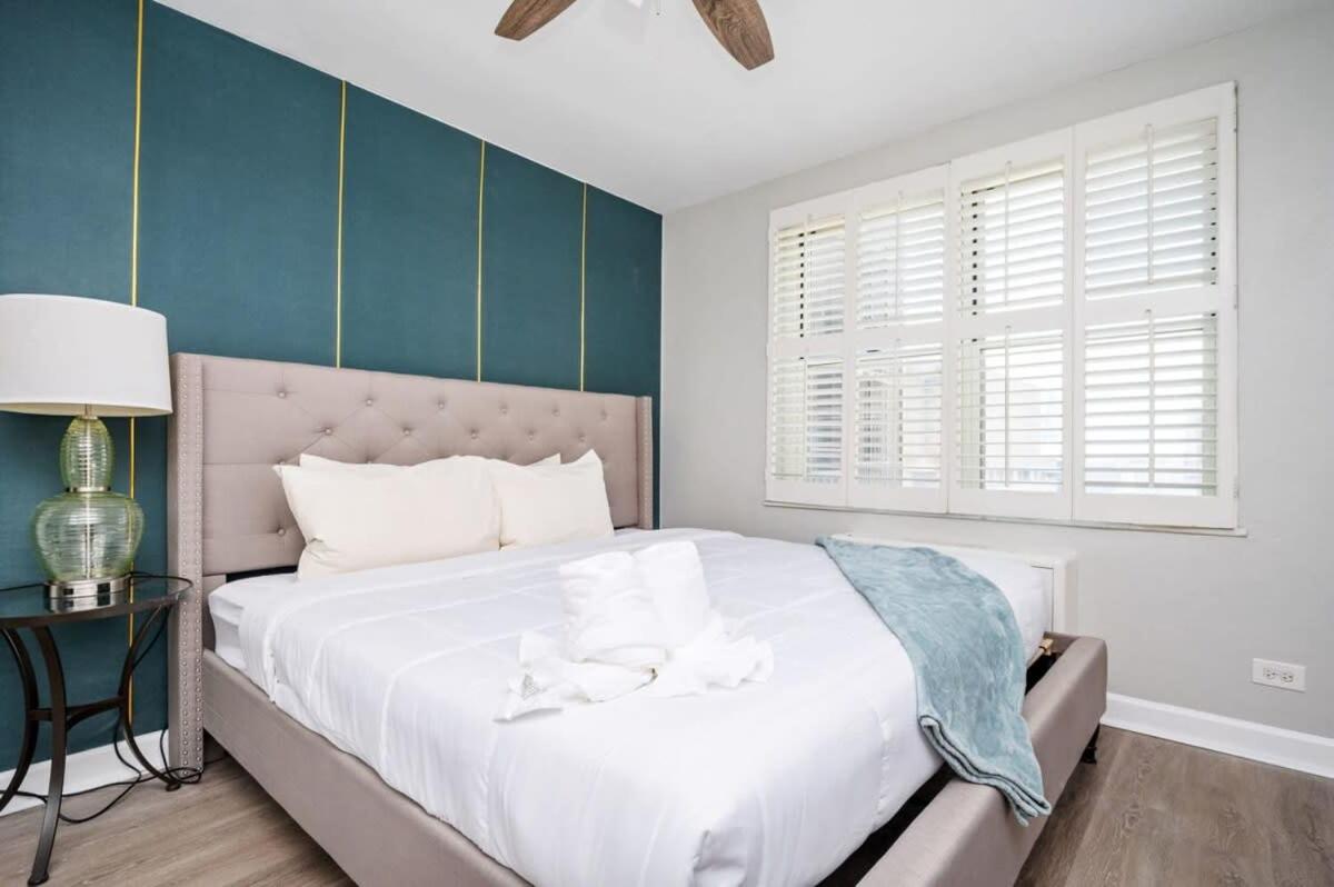 Downtown! Private Balcony! 24 Concierge! 11H - Housity