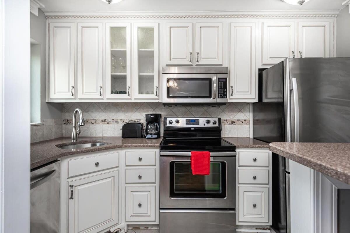 ENTIRE CONDO! Downtown! 24 Concierge! PT9B - Housity