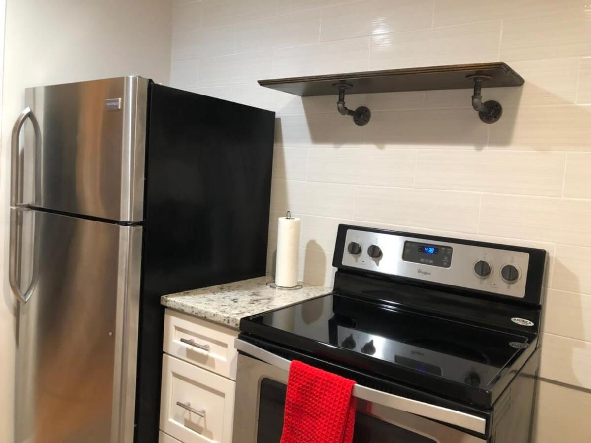 Downtown Condo! Private Balcony! 10F - Housity