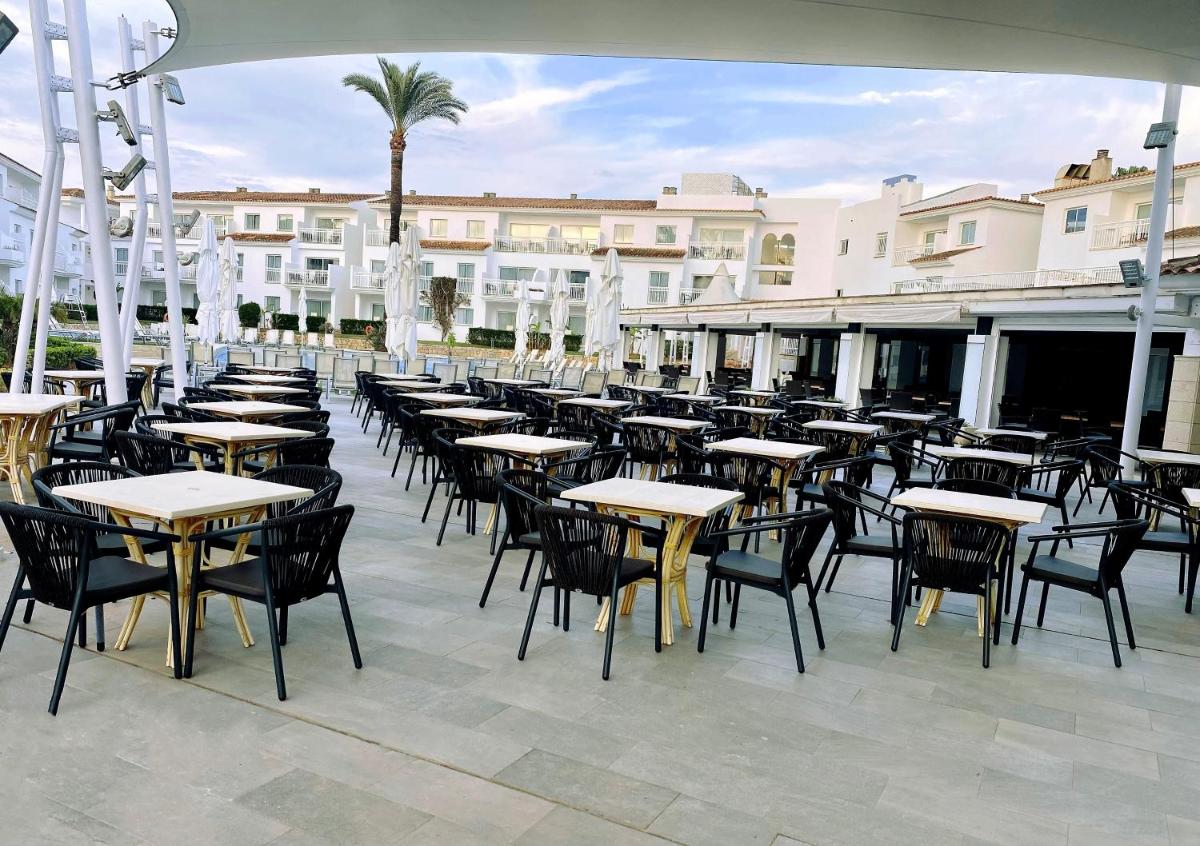 Un restaurante o sitio para comer en Aparthotel Isla de Cabrera