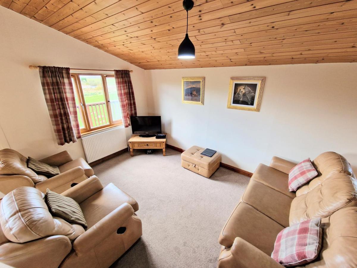 Lomond 3 with Private Hot Tub - Fife - Loch Leven - Lomond Hills -Pet Friendly - Housity