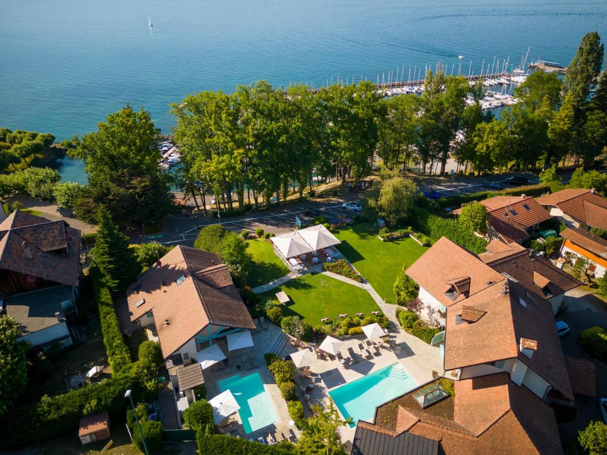 une vue aérienne d'une maison avec une cour dans l'établissement Villa Cécile, à Yvoire