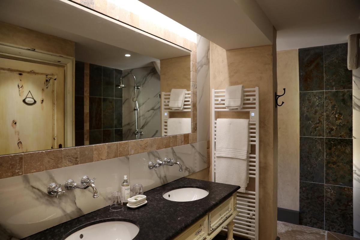 Salle de bains dans l'établissement Hôtel-Spa Le Saint Cirq