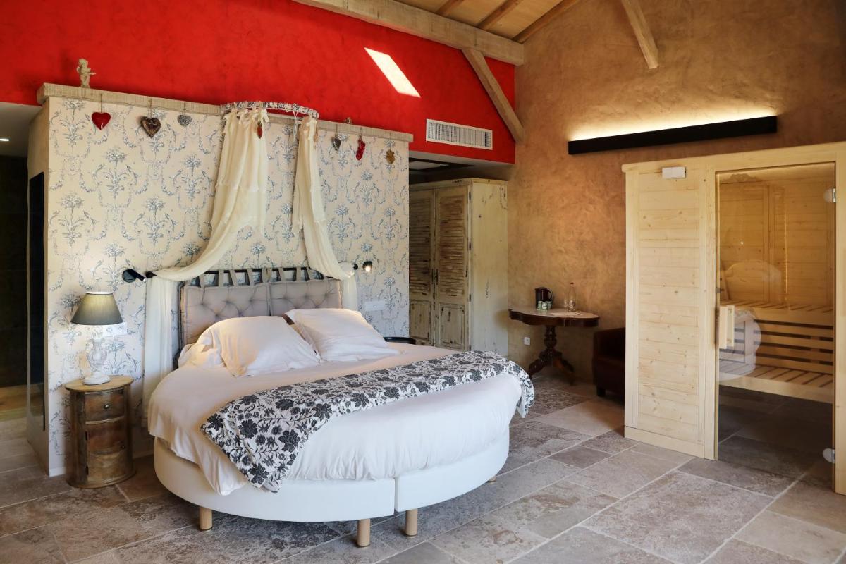 Un ou plusieurs lits dans un hébergement de l'établissement Hôtel-Spa Le Saint Cirq