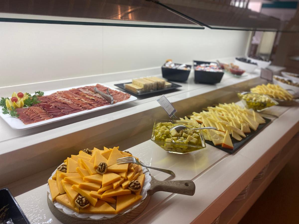 Comida en o cerca de este apartahotel