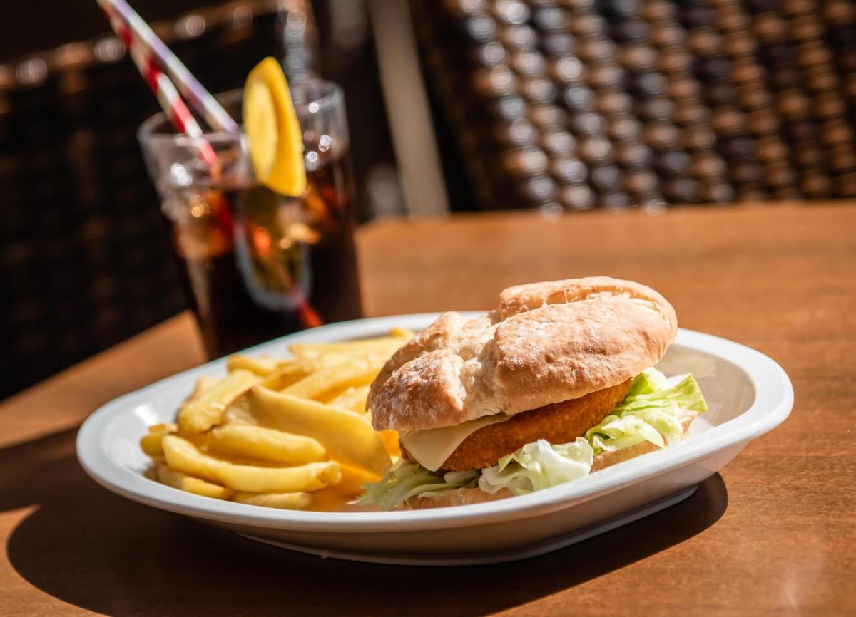 Comida en o cerca de este hotel