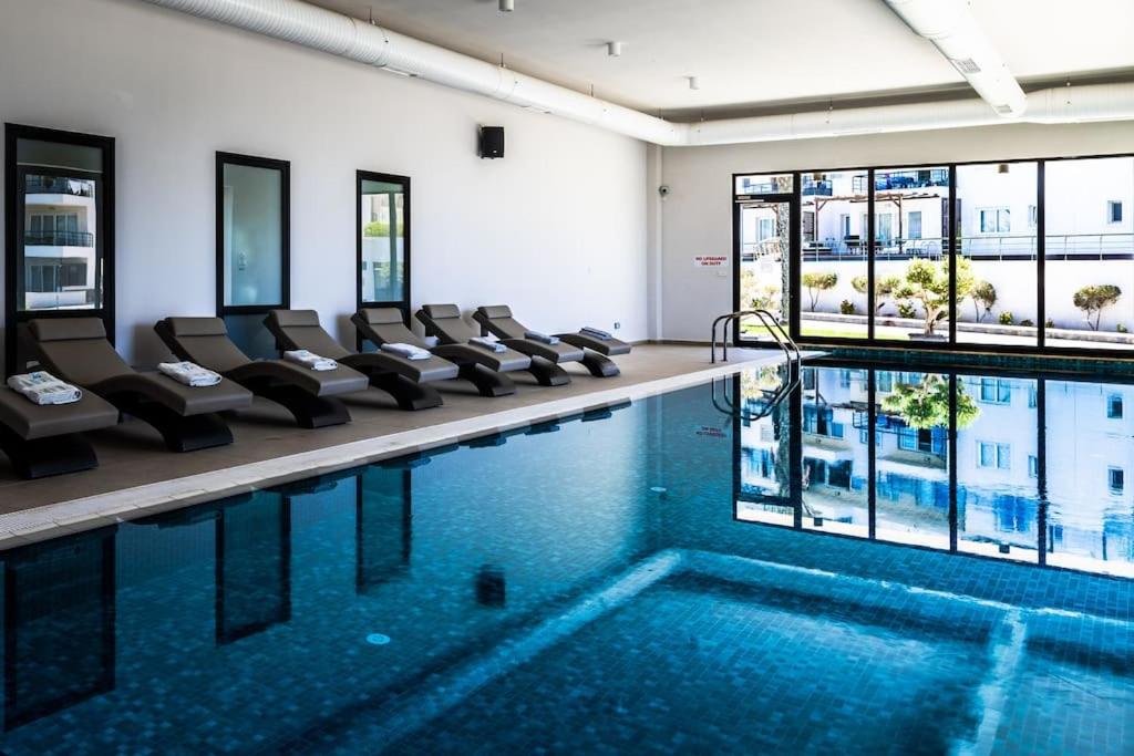 Glorious Sea-View, 1 Bedroom Holiday Home - Housity