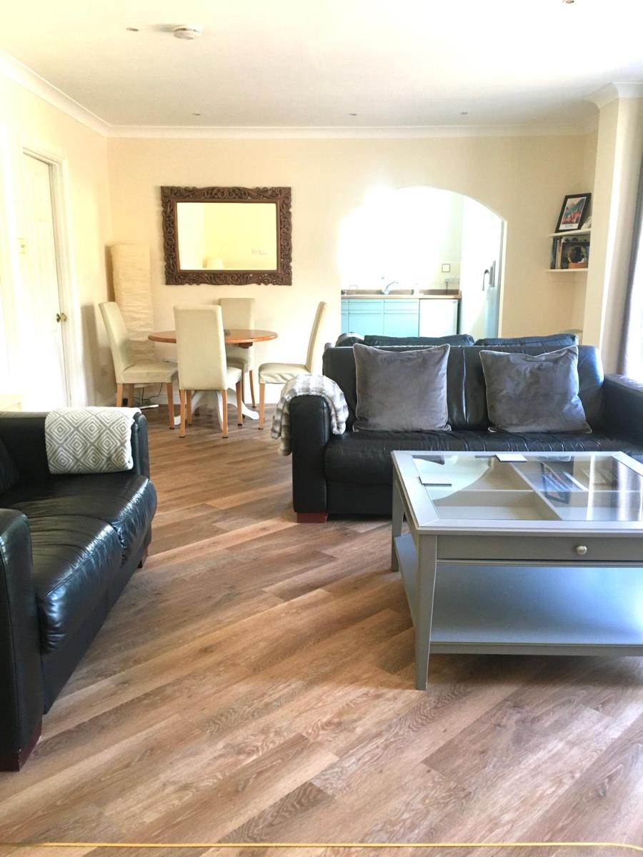 Stay at The lodge set in the grounds of a beautiful Manor House - Housity