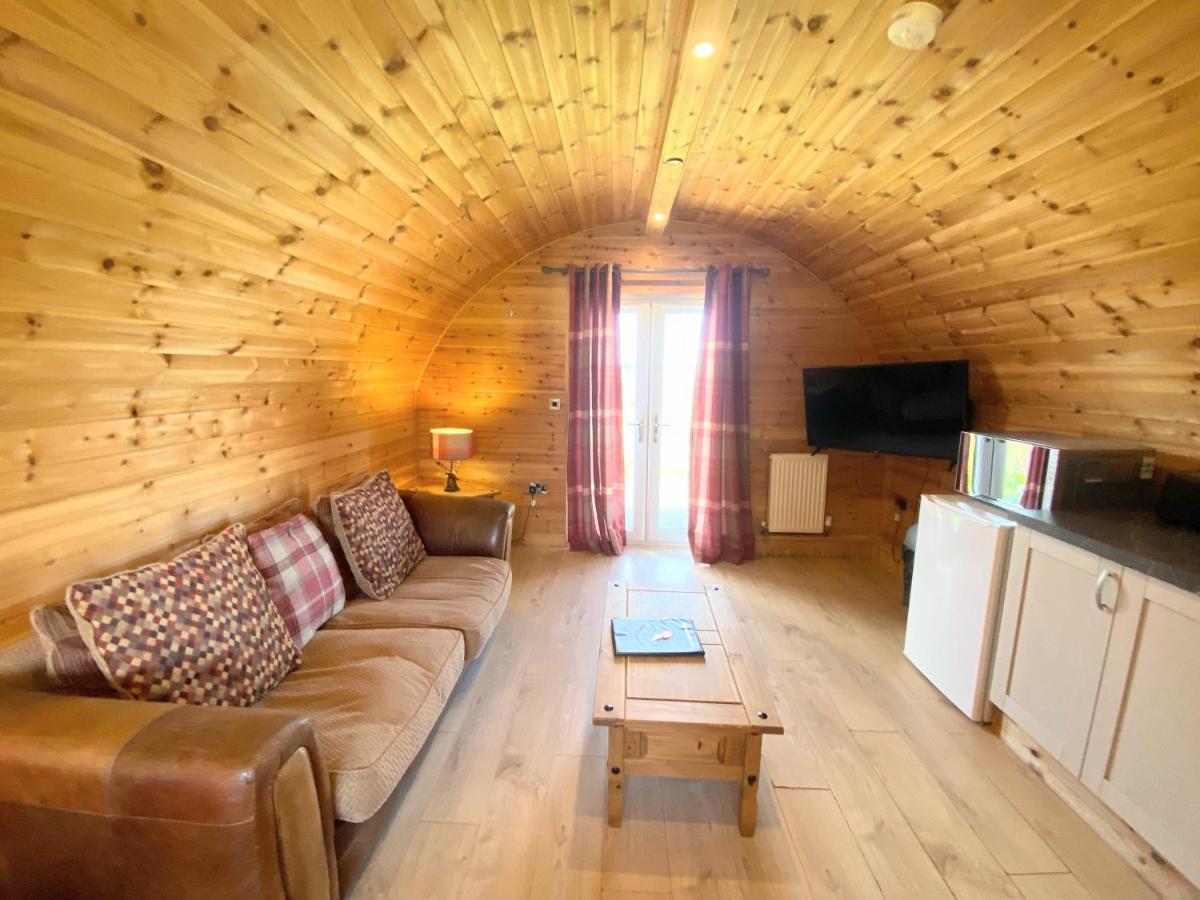 Pond View Pod 1 with Outdoor Hot Tub - Pet Friendly - Fife - Loch Leven - Lomond Hills - Housity