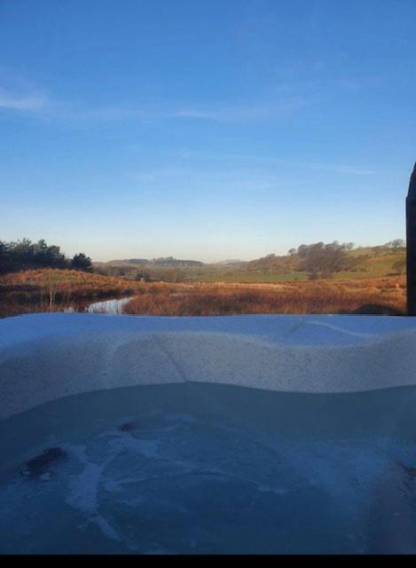 Pond View Pod 1 with Outdoor Hot Tub - Pet Friendly - Fife - Loch Leven - Lomond Hills - Housity