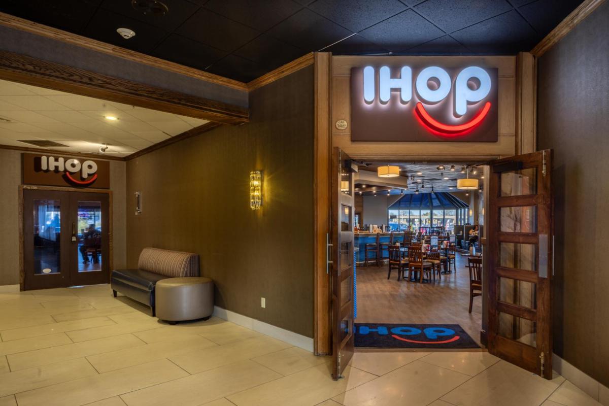 Holiday Inn Brookfield - Milwaukee, an IHG Hotel - Housity