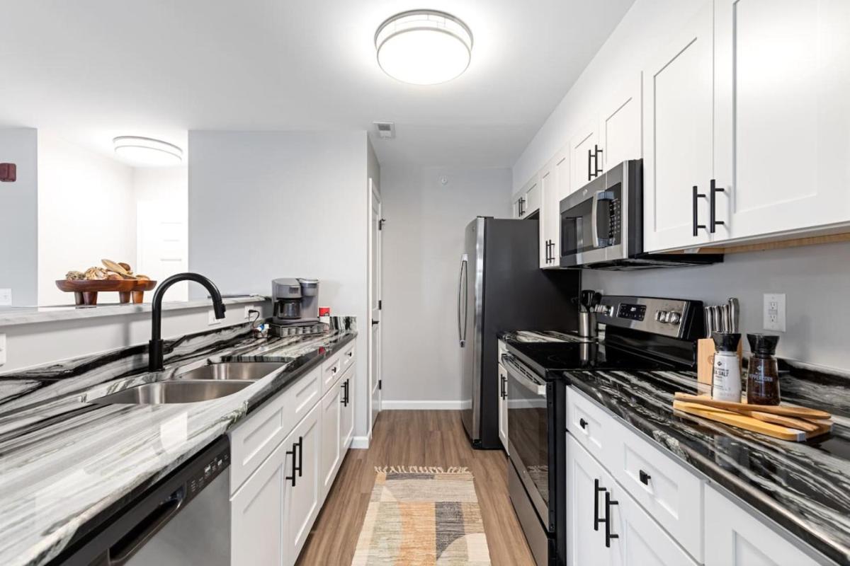 Long-Term Stays LUXE Spacious 3BR Downtown Fay Unit C - Housity