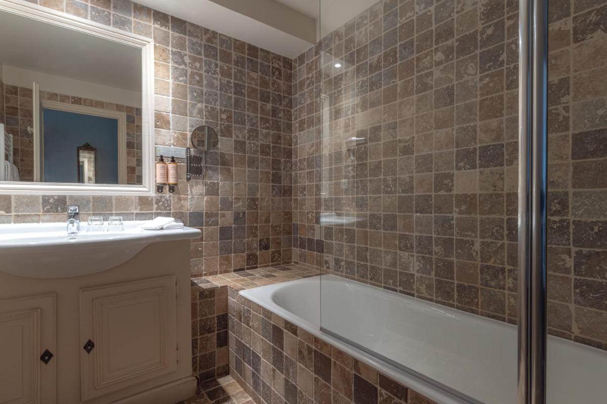 Salle de bains dans l'établissement Le Château d'Etoges - Champagne