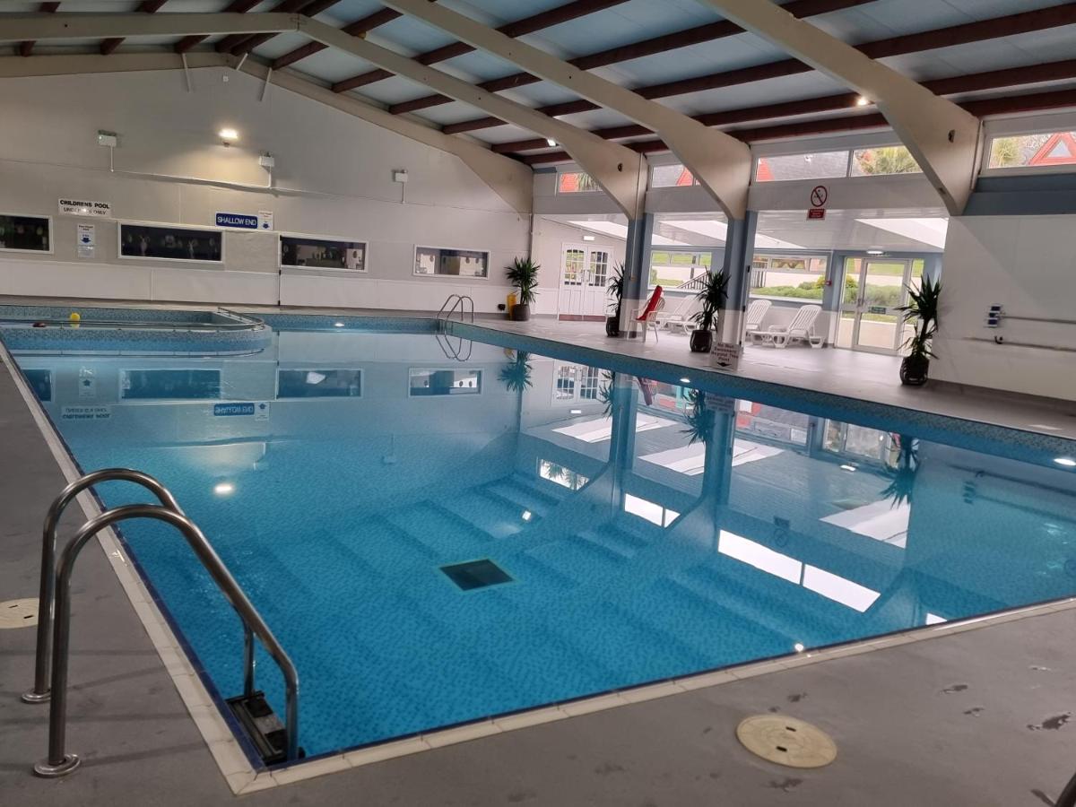 Chalet Brightstone Kingsdown Cliffs location with indoor pool, tennis court, mini-golf short walk to beach and 3 great local pubs - Housity