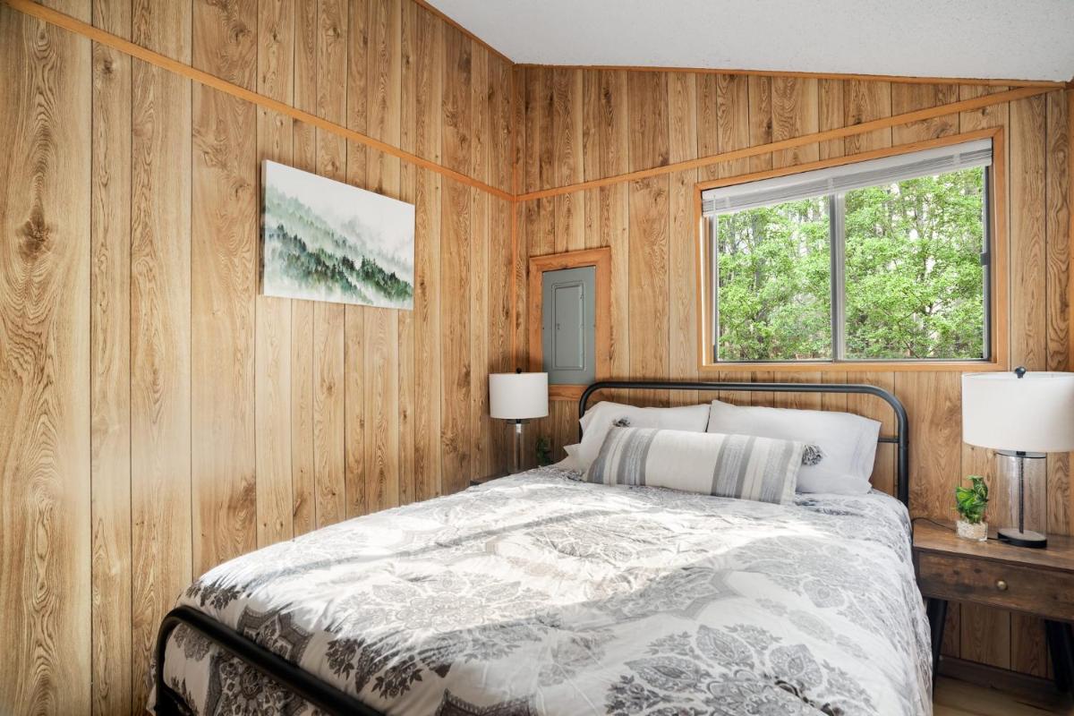 Cabin w Hot Tub, Indoor Pool / Gym Access, & WiFi - Housity