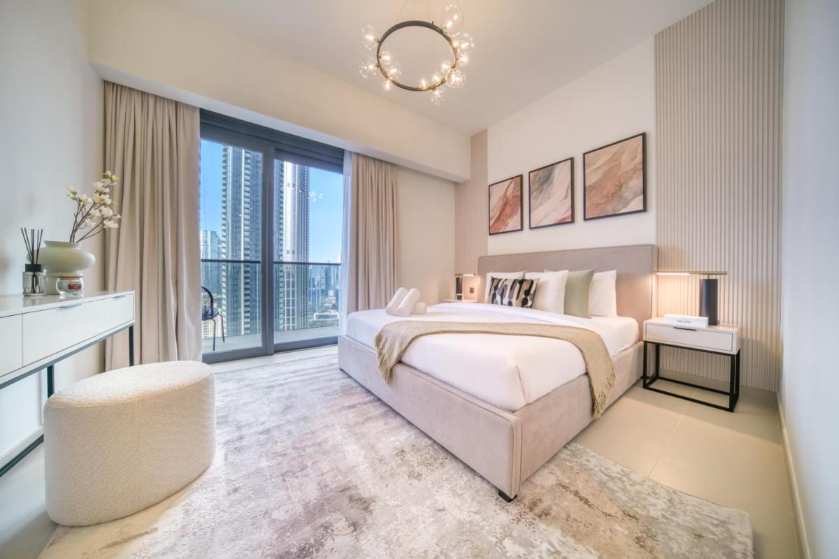 Suitetrails - Downtown Luxury - Stunning Burj Khalifa View - 5 Minutes Walk to Dubai Mall