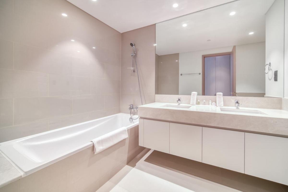 Suitetrails - Downtown Luxury - Stunning Burj Khalifa View - 5 Minutes Walk to Dubai Mall
