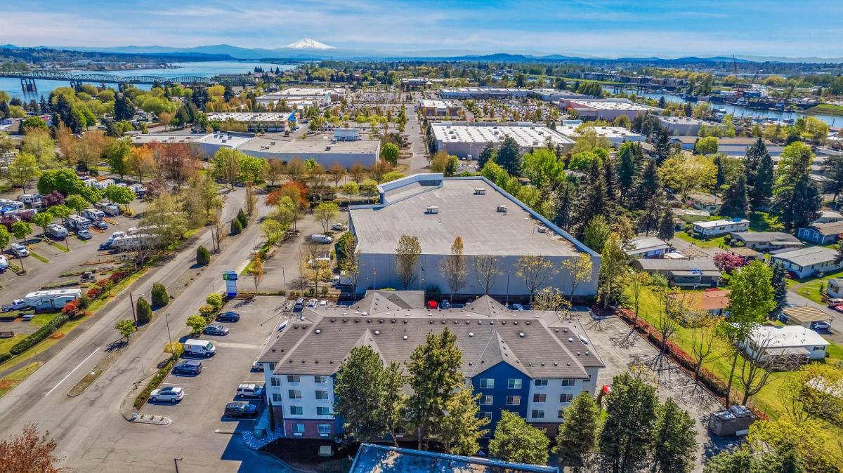 Holiday Inn Express Hotel & Suites Portland - Jantzen Beach by IHG - Housity