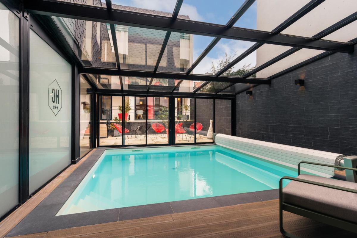 Piscine de l'établissement Le Cornouaille Hotel & Spa ou située à proximité