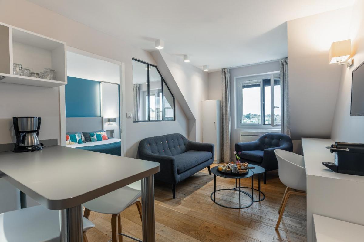 Coin salon dans l'établissement Le Cornouaille Hotel & Spa