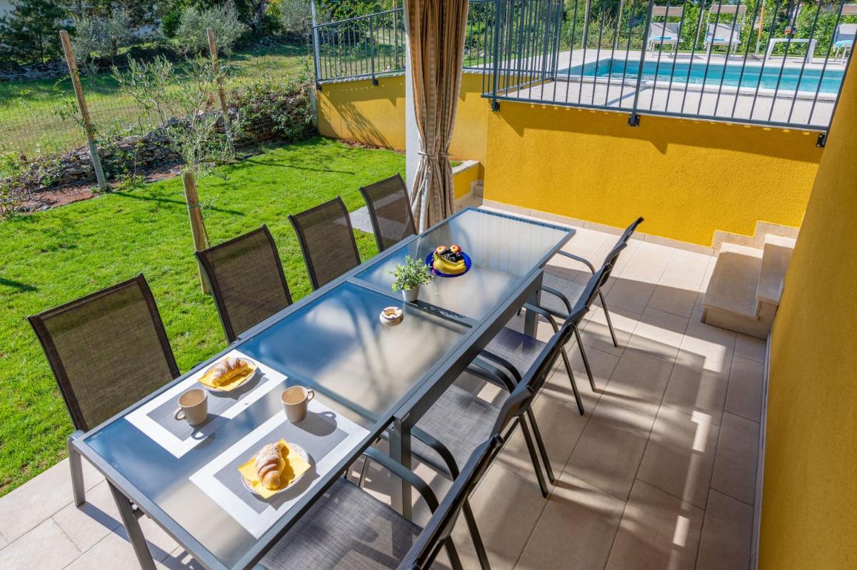 Villa Jole, a charming modern villa surrounded by rustic beauty - Housity