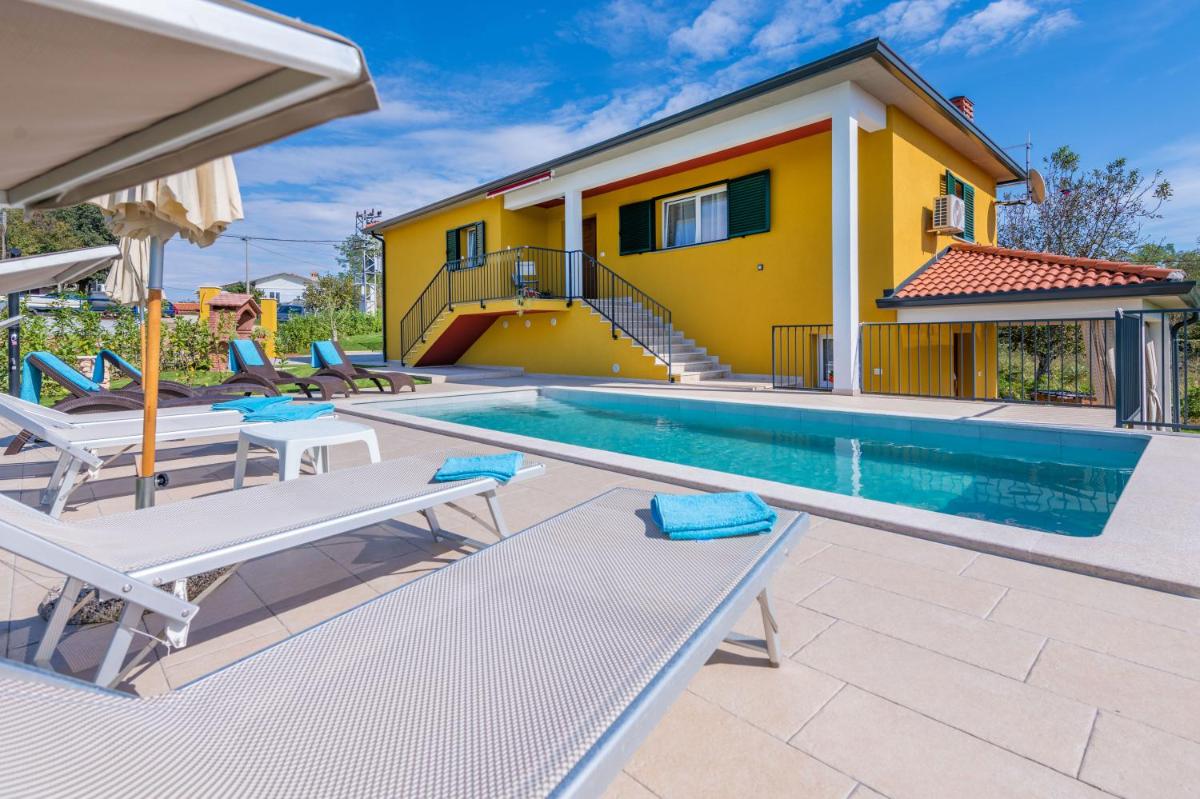 Villa Jole, a charming modern villa surrounded by rustic beauty - Housity