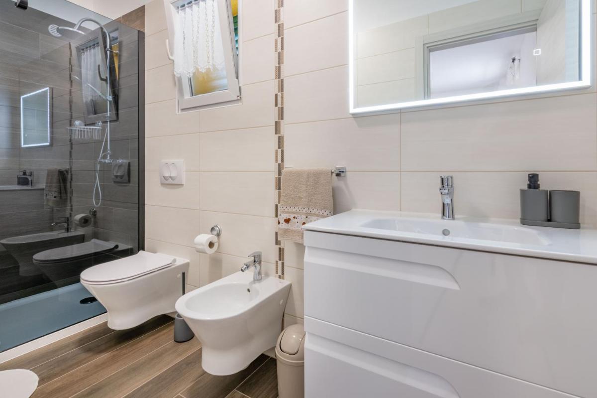 Villa Jole, a charming modern villa surrounded by rustic beauty - Housity