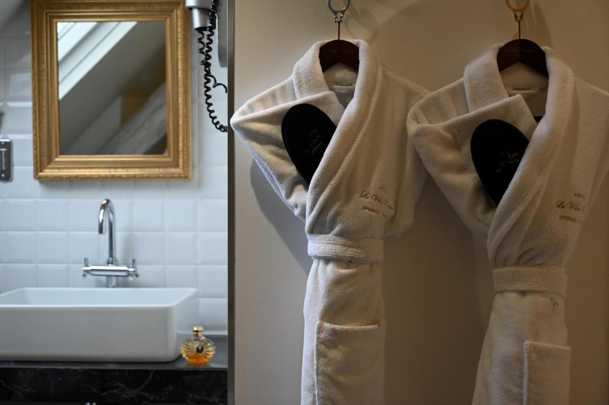 Salle de bains dans l'établissement Hôtel La Villa Eugene