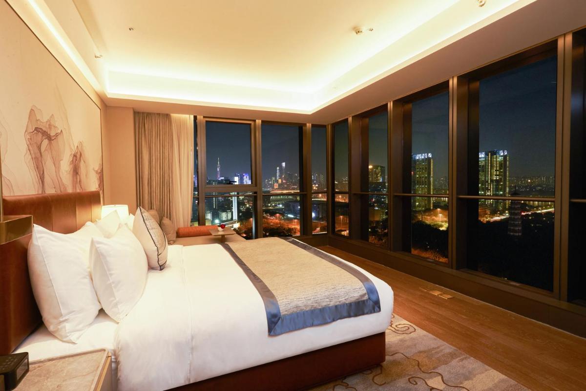 LN Dongfang Hotel Pazhou-Free Shuttle Buses and Registration Counter for Purchasing Agents during the Canton Fair - Hizvo