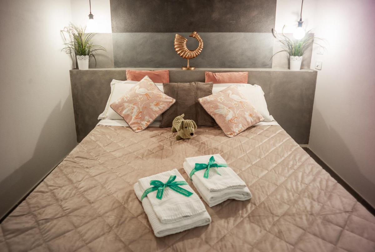 Camaella Luxury Studio - Housity