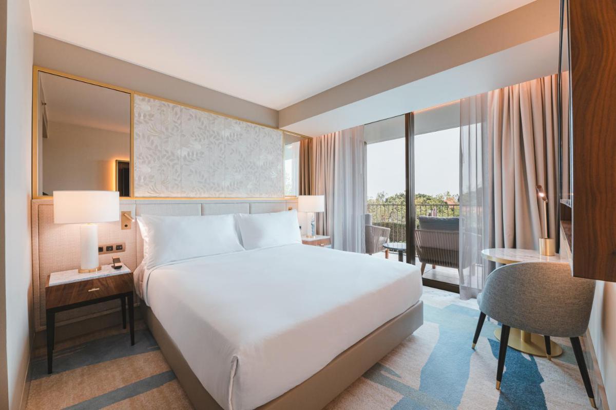Uma cama ou camas num quarto em Legacy Hotel Cascais, Curio Collection By Hilton
