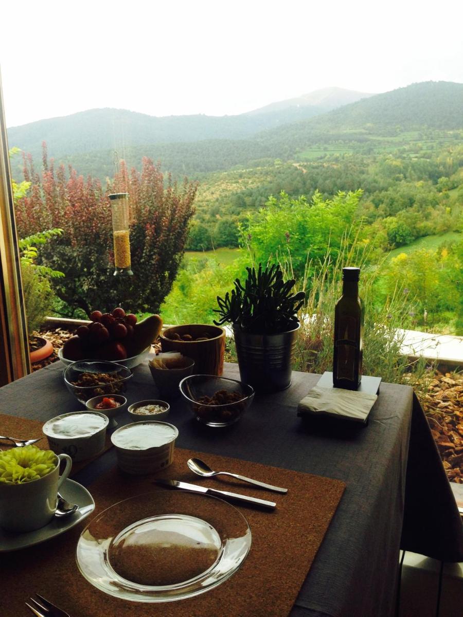 una mesa con comida y vistas a la montaña en Hotel Terra Bonansa, en Bonansa