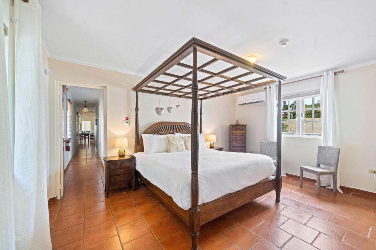 Pool VillaJacuzziFREE Utilities3minPalm Beach - Housity