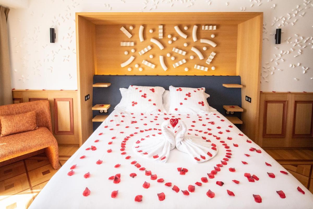Un ou plusieurs lits dans un hébergement de l'établissement Splendid Hotel & Spa Nice