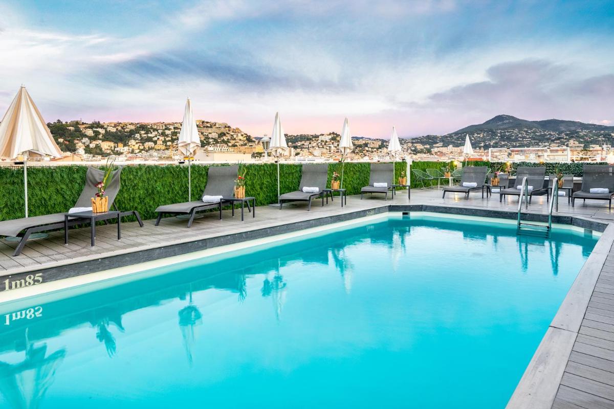 une piscine sur le toit d'un hôtel avec des voiliers dans l'établissement Splendid Hotel & Spa Nice, à Nice