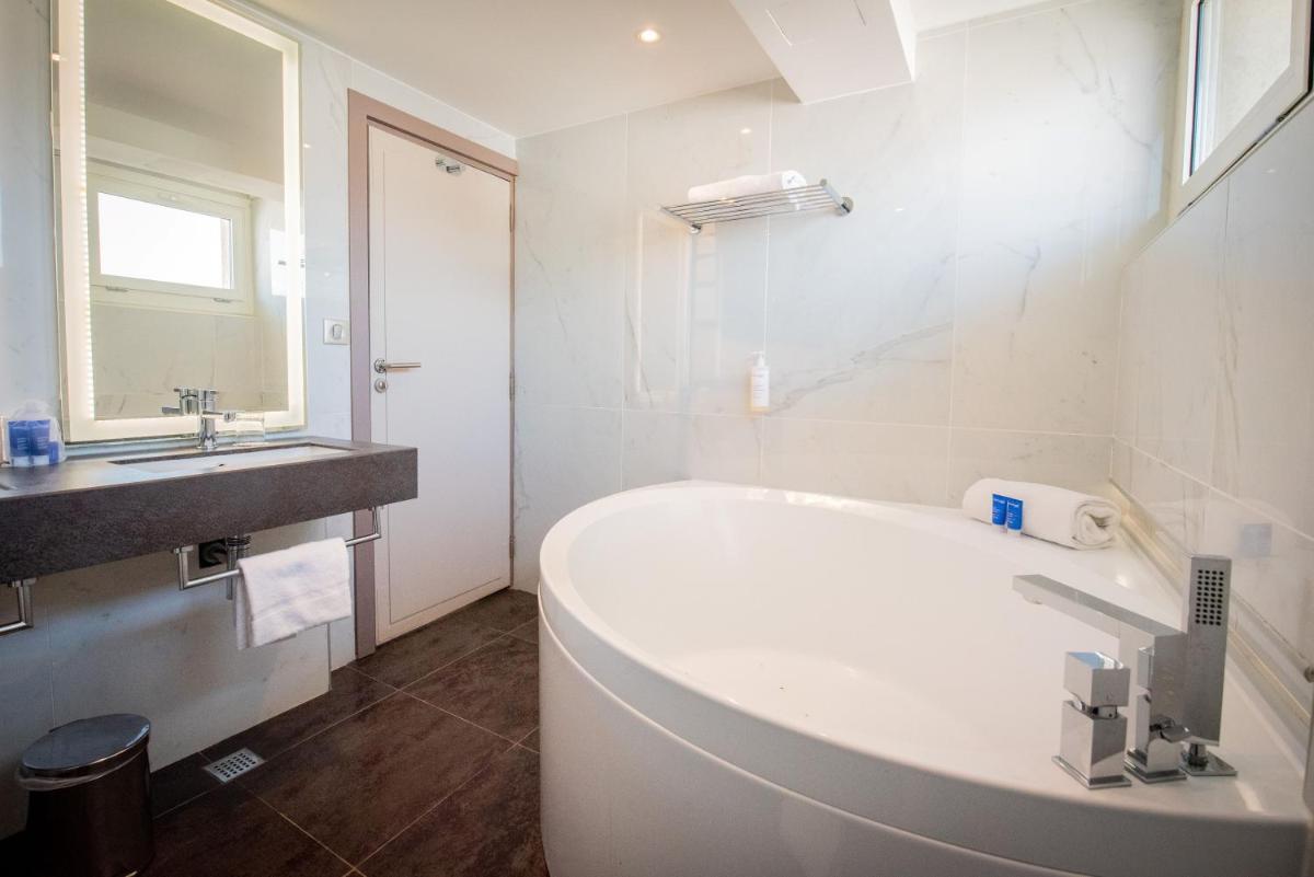 Salle de bains dans l'établissement Splendid Hotel & Spa Nice