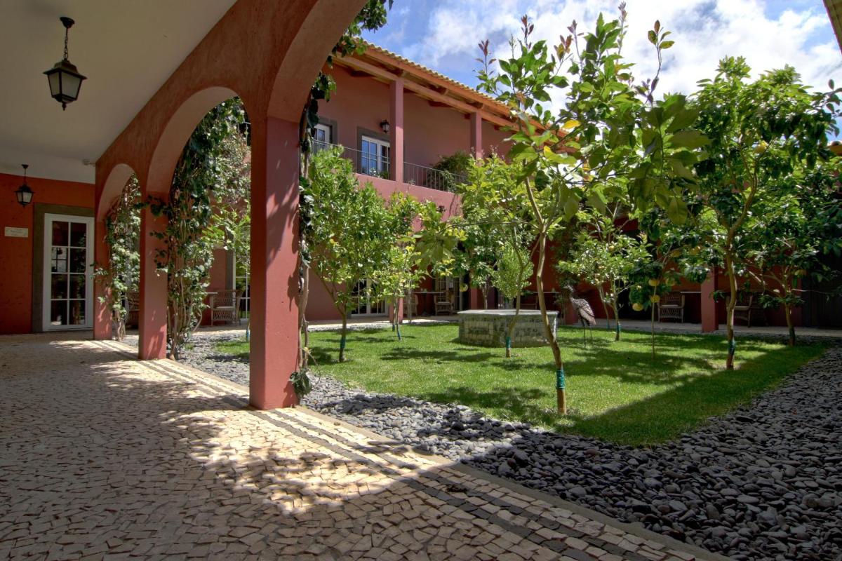 Um jardim no exterior de Atrio