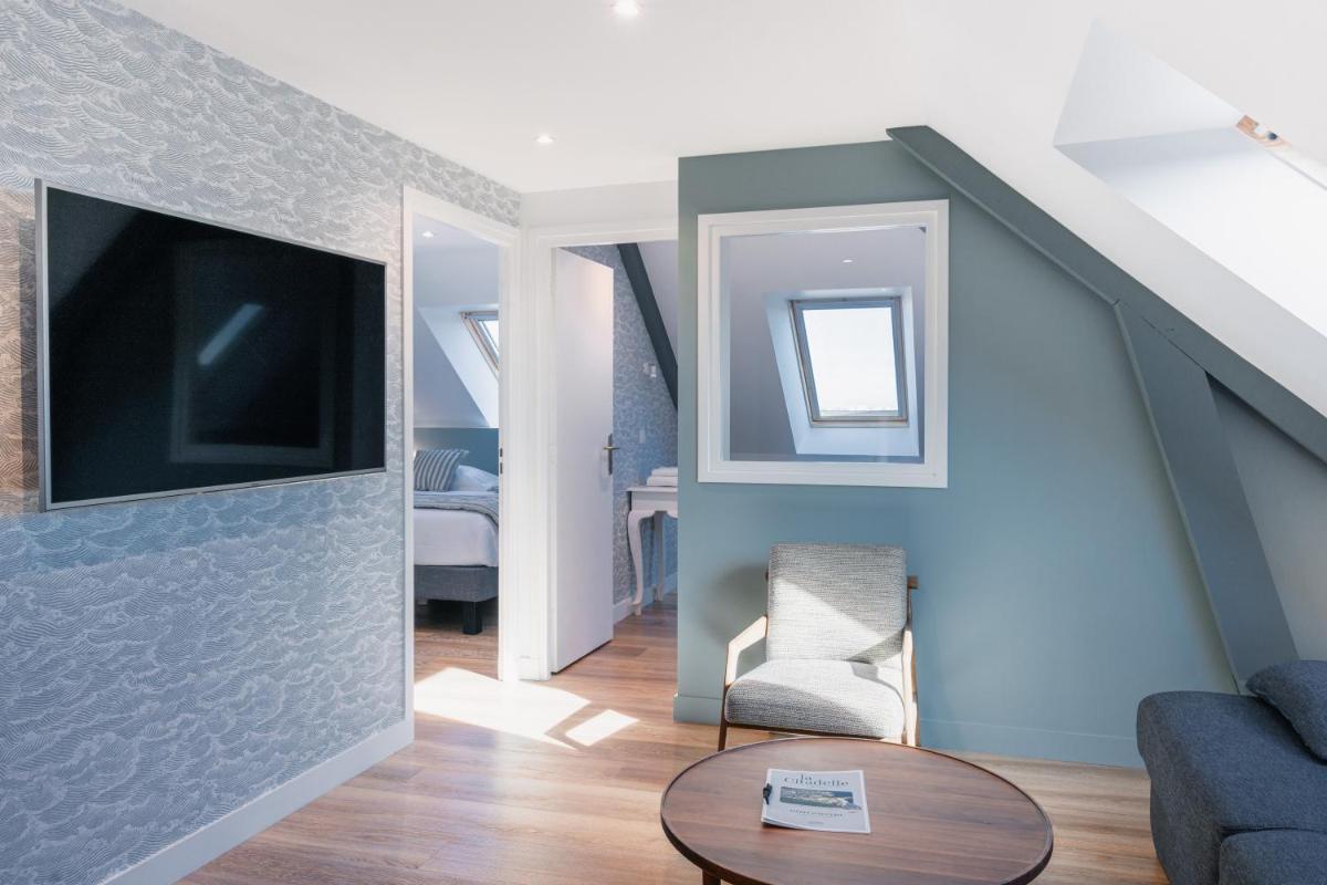 Télévision ou salle de divertissement dans l'établissement Hôtel Spa De La Citadelle Lorient