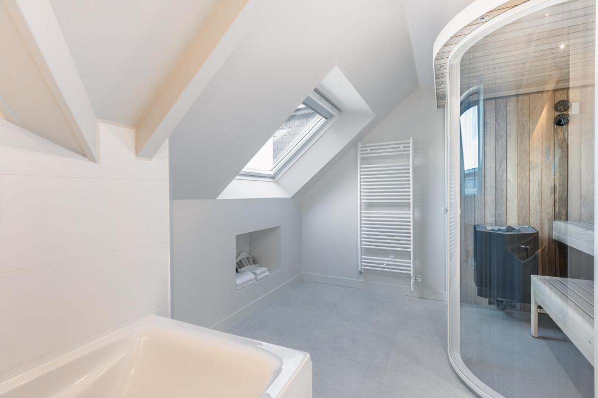 Salle de bains dans l'établissement Hôtel Spa De La Citadelle Lorient