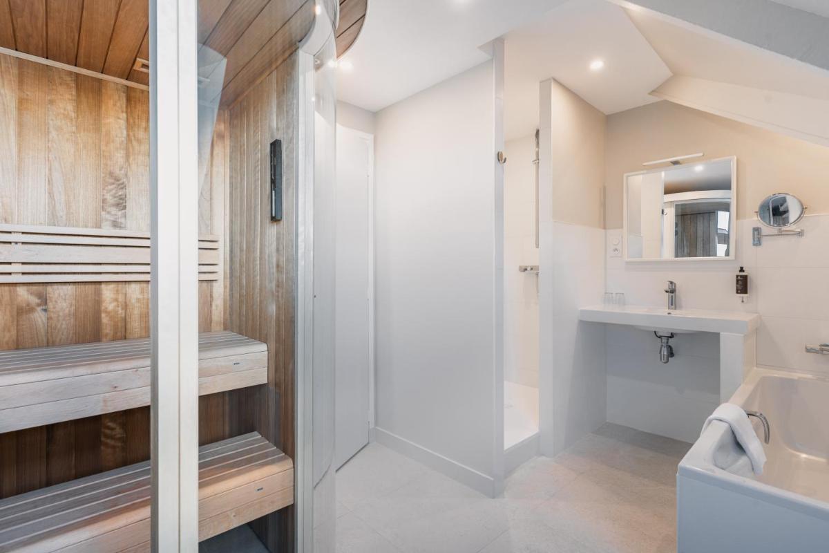 Salle de bains dans l'établissement Hôtel Spa De La Citadelle Lorient