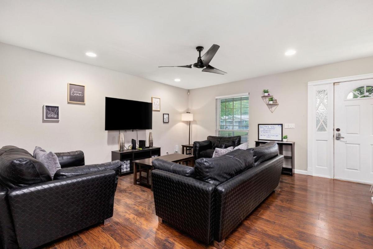 Spacious 4 bedroom with pool-Minutes to Seaworld! - Housity